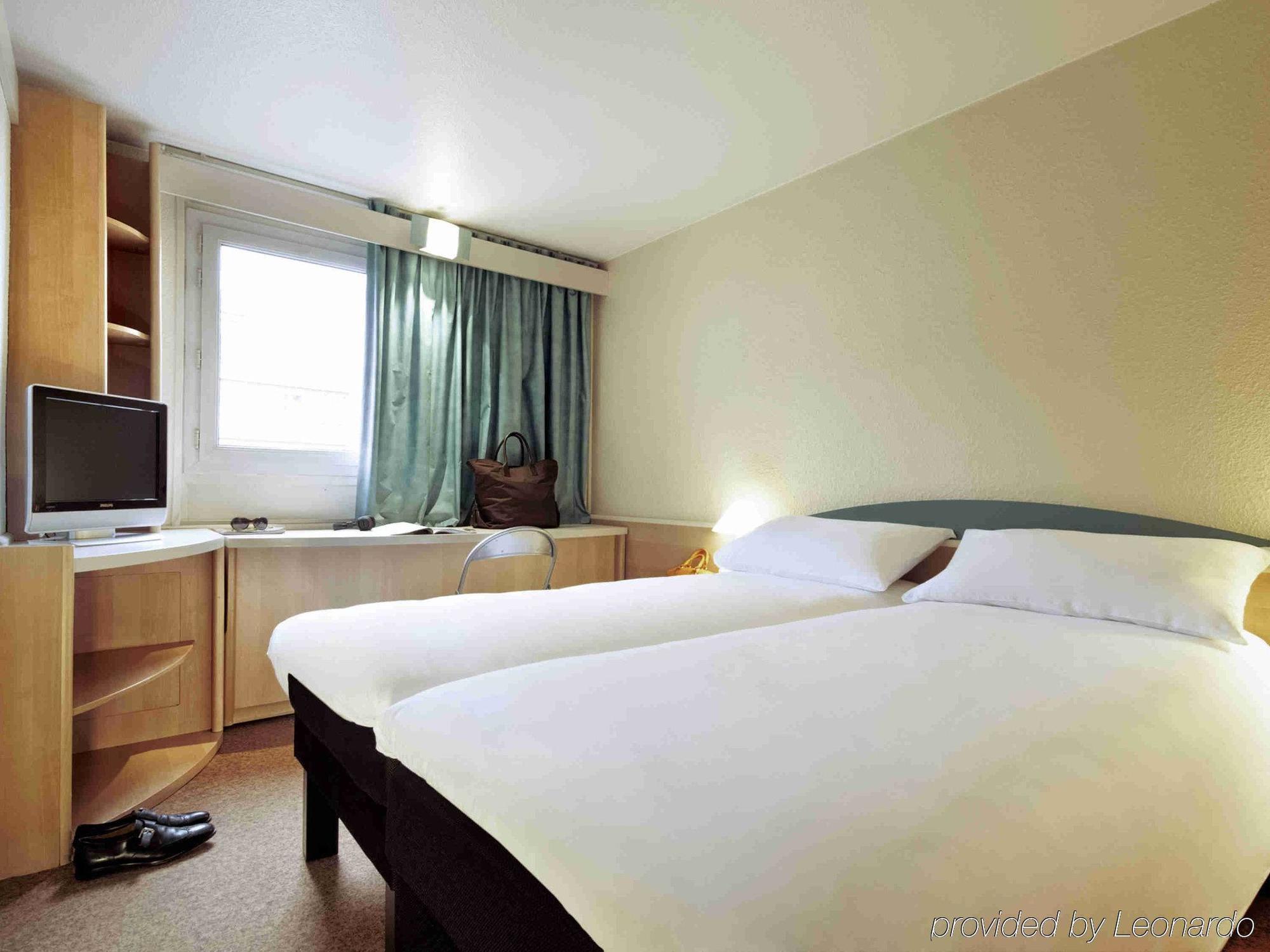 Ibis Avallon Magny  Exterior foto