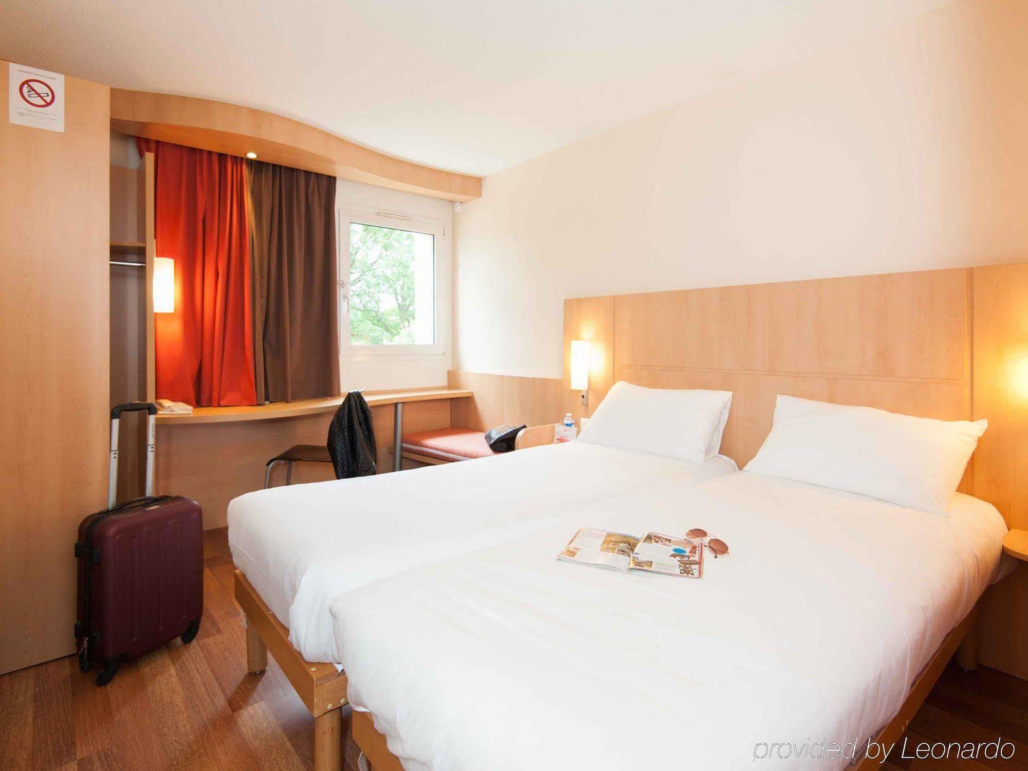 Ibis Avallon Magny  Exterior foto