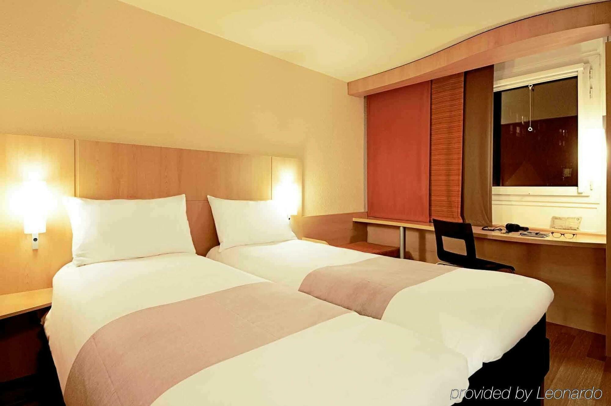 Ibis Avallon Magny  Exterior foto